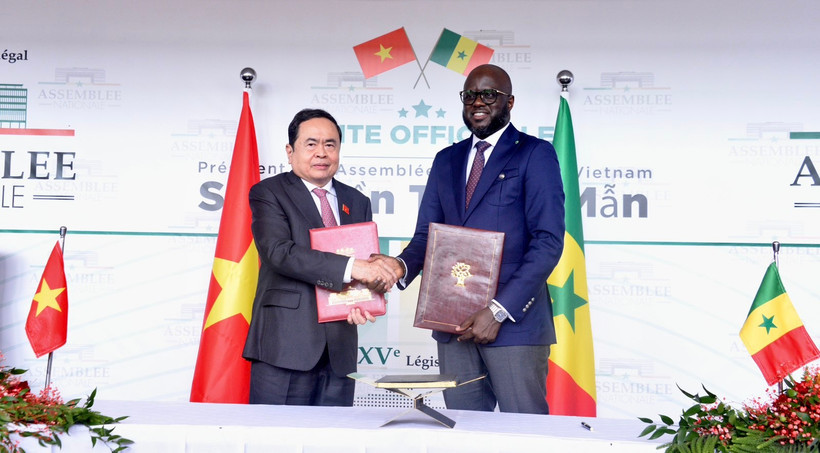Chủ tịch Quốc hội Trần Thanh Mẫn và Chủ tịch Quốc hội Senegal El Malick Ndiaye trao bản ký kết hợp tác giữa hai Quốc hội Việt Nam và Senegal.