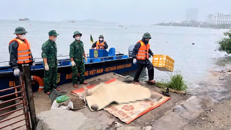 Lực lượng chức năng tìm thấy nạn nhân Hoàng Việt Hùng, sinh năm 1979 trong vụ lật tàu du lịch trên Vịnh Hạ Long.