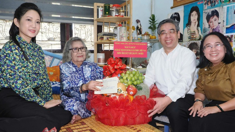 Lãnh đạo Thành phố Hồ Chí Minh thăm và tặng quà cho Nghệ sĩ Ưu tú Diệu Hiền. (Ảnh: HOÀNG HÙNG)