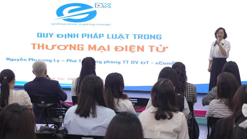 Bà Nguyễn Phương Ly, Phó Trưởng phòng Đào tạo eComDx-Cục Thương mại điện tử và Kinh tế số (Bộ Công Thương) trao đổi các vấn đề pháp lý thương mại điện tử.
