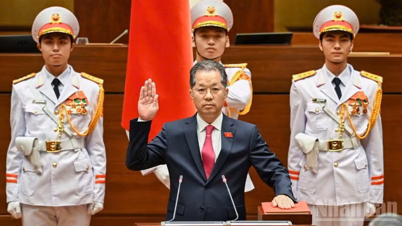 Chánh án Tòa án nhân dân tối cao Nguyễn Văn Quảng tuyên thệ nhậm chức. (Ảnh: DUY LINH)