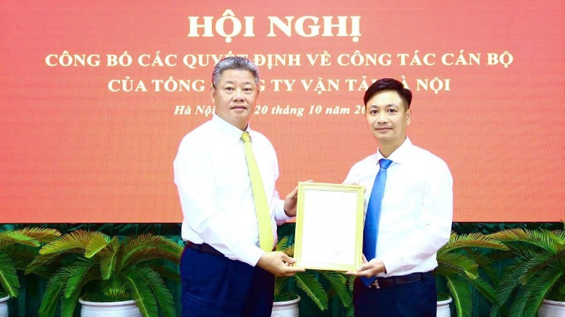 Phó Chủ tịch Ủy ban nhân dân thành phố Hà Nội Nguyễn Mạnh Quyền (bên trái) trao quyết định cho ông Đoàn Anh Ngọc.