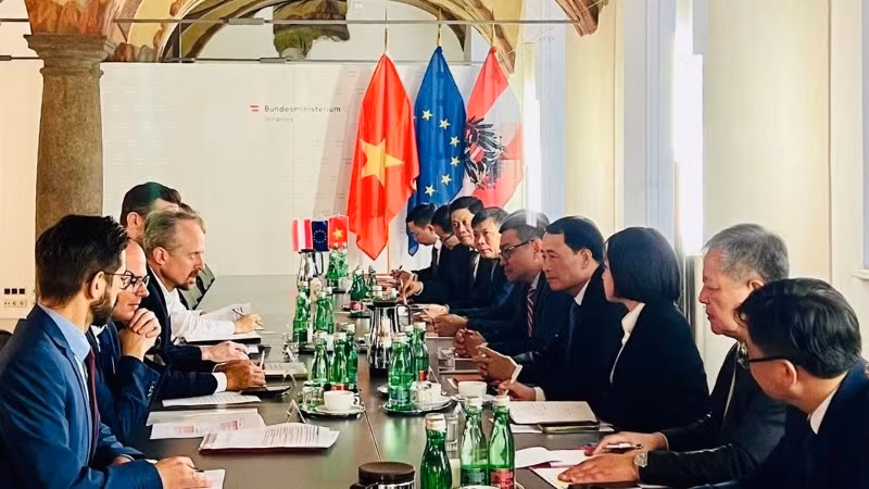 Thứ trưởng Lê Quốc Hùng trao đổi với ông Peter Webinger về tình hình hợp tác giữa hai Bộ thời gian qua cũng như phương hướng tăng cường quan hệ trong thời gian tới.