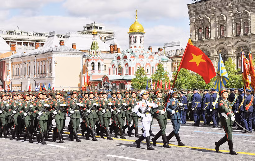 Khối đội hình Quân đội nhân dân Việt Nam diễu binh tại Quảng trường Đỏ. (Ảnh: AP)