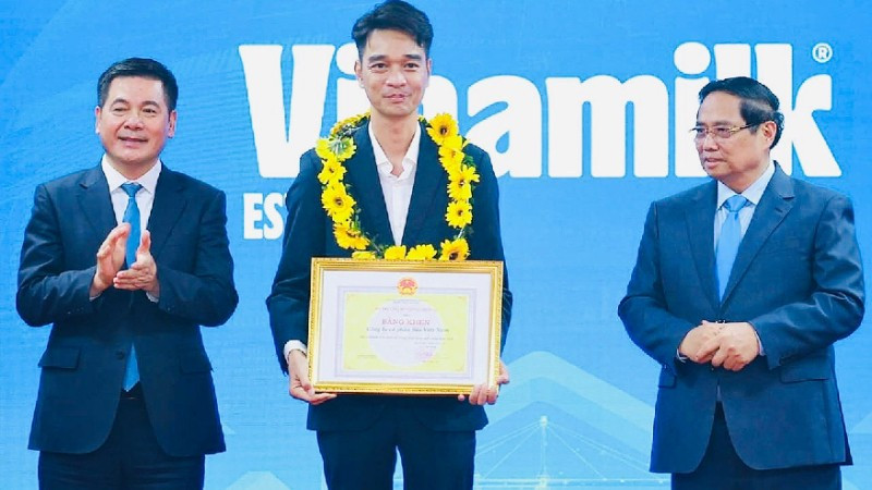 Ông Võ Trung Hiếu, Giám đốc Kinh doanh quốc tế Vinamilk vinh dự được Thủ tướng Phạm Minh Chính và Bộ trưởng Công thương Nguyễn Hồng Diên trao Bằng khen Doanh nghiệp xuất khẩu tiêu biểu. (Ảnh: Vi Nam)