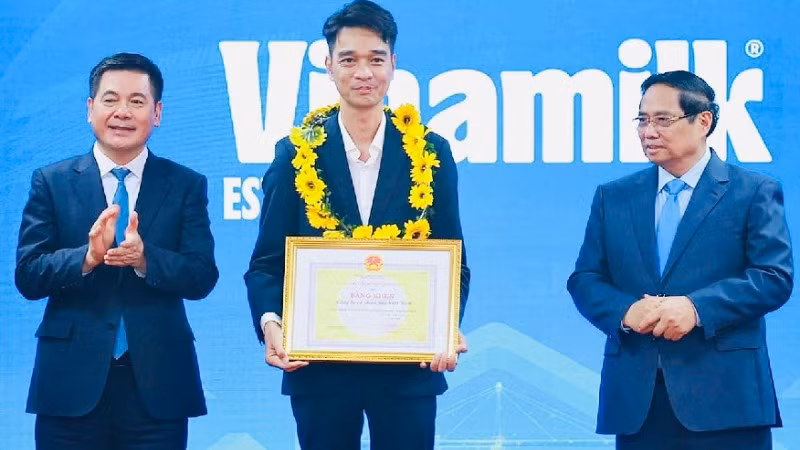 Ông Võ Trung Hiếu, Giám đốc Kinh doanh quốc tế Vinamilk vinh dự được Thủ tướng Phạm Minh Chính và Bộ trưởng Công thương Nguyễn Hồng Diên trao Bằng khen Doanh nghiệp xuất khẩu tiêu biểu. (Ảnh: Vi Nam)