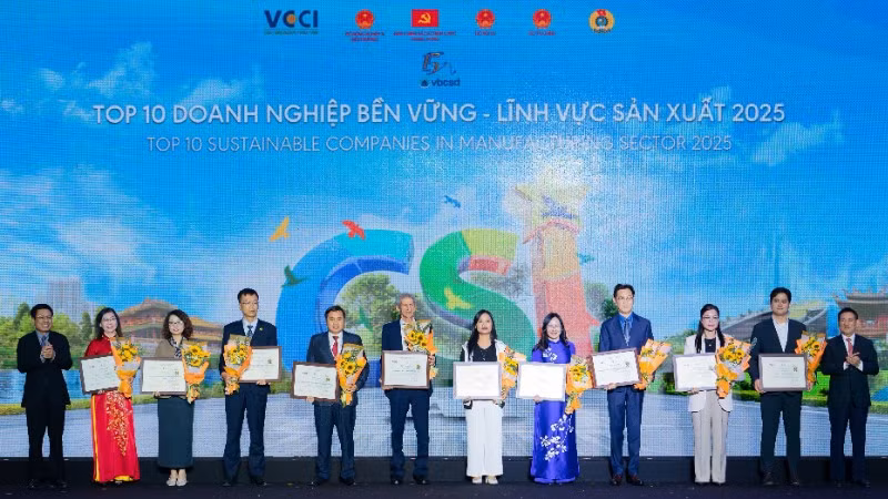 Đại diện Vinamilk (thứ 7 từ trái sang) nhận vinh danh tại Lễ công bố Doanh nghiệp Bền vững Việt Nam (CSI) 2025. (Ảnh: BTC)