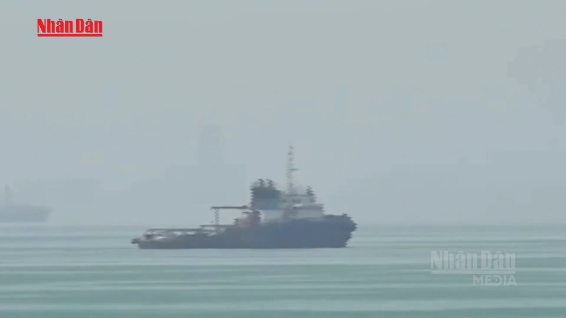 Video tàu thuyền dừng yên tại eo biển Hormuz, đàm phán Mỹ-Iran đình trệ