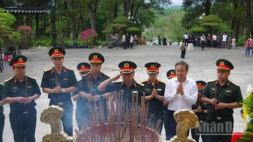 Thượng tướng Lê Quang Minh cùng Đoàn công tác của Quân ủy Trung ương, Bộ Quốc phòng cùng lãnh đạo tỉnh dâng hương tri ân các anh hùng liệt sĩ tại Nghĩa trang Liệt sĩ quốc gia Trường Sơn.