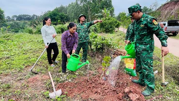 Cán bộ chiến sĩ Đồn biên phòng cửa khẩu Chi Ma, tỉnh Lạng Sơn cùng nhân dân trồng ổi tại các vườn mẫu.
