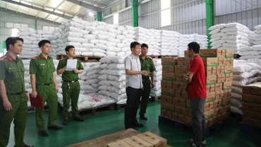 Công an kiểm tra kho hàng giả của công ty TNHH Famimoto do Nguyễn Văn Hưng làm giám đốc.