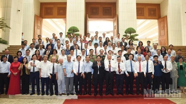 Thủ tướng Chính phủ Phạm Minh Chính và lãnh đạo, nguyên lãnh đạo các cơ quan thông tấn báo chí, các nhà báo lão thành tham dự buổi gặp mặt. (Ảnh: Trần Hải)