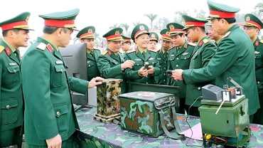Thủ trưởng Bộ Tư lệnh Quân khu 3 tham quan mô hình huấn luyện tại Lễ ra quân huấn luyện cơ quan Quân khu năm 2025. (Ảnh ĐỨC VIỆT)
