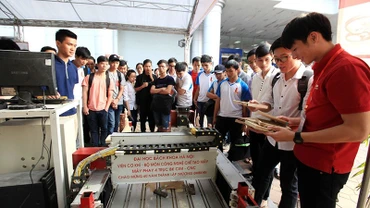 Sản phẩm Máy phay 4 trục BK CIM - CNC của Viện Cơ khí, Bộ môn Công nghệ chế tạo máy, Trường đại học Bách khoa Hà Nội trưng bày tại Triển lãm thành tựu khoa học công nghệ nhân dịp ngày thành lập trường. (Ảnh: TTXVN)