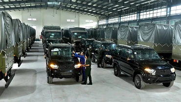 Các chiến sĩ Kho J106 tiếp nhận, kiểm tra, bảo quản xe, máy tại đơn vị. (Ảnh ĐĂNG KHOA)