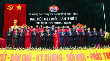 Các đồng chí Thường trực Tỉnh ủy chúc mừng Ban Chấp hành Đảng bộ các cơ quan Đảng tỉnh Ninh Bình nhiệm kỳ 2025-2030.