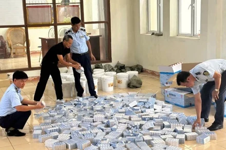 Kiểm đếm thuốc tân dược bị thu giữ.