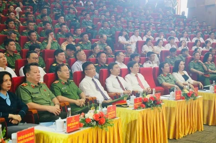 Các đại biểu dự lễ mít-tinh.