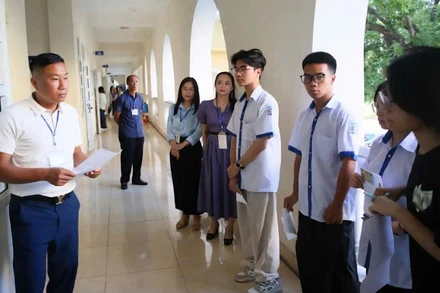 Các thí sinh làm thủ tục vào phòng thi.