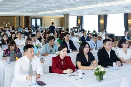 Các đại biểu tại tọa đàm.