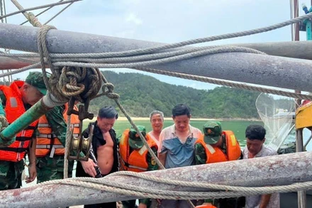 Các thuyền viên của tàu cá được Bộ đội Biên phòng cứu hộ, đưa vào bờ an toàn.