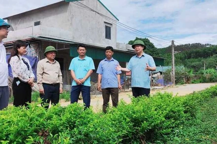 Lãnh đạo huyện Ba Chẽ trao đổi với nhân dân về sự cần thiết của việc xây dựng chính quyền địa phương 2 cấp.