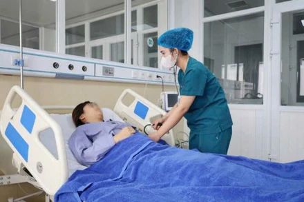 Nhân viên y tế kiểm tra sức khỏe cho người bệnh ghép thận trước khi ra viện.