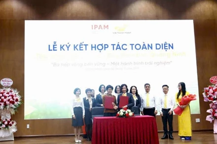Lãnh đạo Bưu điện tỉnh Quảng Ninh và Tập đoàn IPA Group ký kết hợp tác.