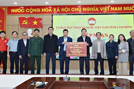 Tỉnh Quảng Ninh trao kinh phí, nhu yếu phẩm ủng hộ tỉnh Lâm Đồng.