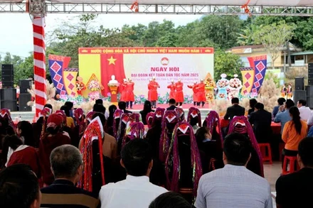 Quang cảnh Ngày hội Đại đoàn kết ở xã Quảng Đức (Quảng Ninh).