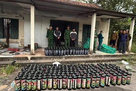 Các đối tượng cùng tang vật bị Bộ đội Biên phòng Quảng Ninh bắt giữ.