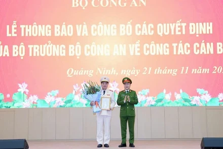 Thượng tướng Nguyễn Ngọc Lâm, Thứ trưởng Công an tặng hoa chúc mừng Thiếu tướng Nguyễn Tiến Trung, Giám đốc Công an tỉnh Quảng Ninh.