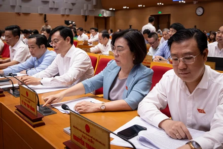 Các đại biểu bấm nút thông qua nhiều nghị quyết, chính sách quan trọng.