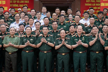 Đại tướng Phan Văn Giang, Ủy viên Bộ Chính trị, Phó Bí thư Quân ủy Trung ương, Bộ trưởng Quốc phòng và các đại biểu tại hội nghị.