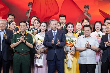 Tổng Bí thư Tô Lâm cùng các đồng chí lãnh đạo Đảng, Nhà nước giao lưu cùng các nghệ sĩ tại chương trình.