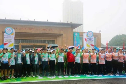 Các vận động viên tham gia chương trình chạy giao lưu hữu nghị quốc tế Việt-Trung lần thứ 3 năm 2025. 