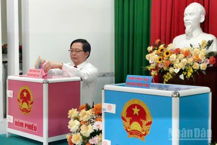 Phó Thủ tướng Hồ Quốc Dũng tham gia bỏ phiếu các cấp.