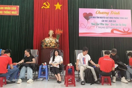 Cán bộ, công chức và nhân dân phường Thống Nhất tham gia hiến máu tình nguyện "Giọt hồng Thống Nhất". 