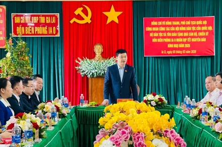 Phó Chủ tịch Quốc hội Vũ Hồng Thanh thăm hỏi, tặng quà Tết cán bộ, chiến sĩ Đồn Biên phòng Ia O, xã Ia O, tỉnh Gia Lai.