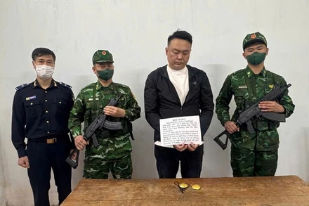 Đối tượng SHI JIAXING (Thạch Gia Hưng) cùng tang vật tại Đồn Biên phòng cửa khẩu quốc tế Móng Cái.