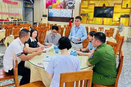 Lực lượng chức năng của phường Bãi Cháy tiến hành kiểm tra một cơ sở kinh doanh dịch vụ, du lịch trên địa bàn.