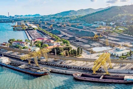 Toàn cảnh hệ thống bốc, rót than của Công ty tuyển than Cửa Ông - TKV tại Cảng Cẩm Phả.