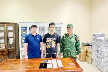 Đối tượng Đoàn Văn Trung cùng tang vật tại Đồn Biên phòng Cửa khẩu quốc tế Móng Cái.