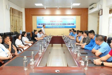 Quang cảnh buổi trao tặng giường bệnh cho Bệnh viện Đa khoa Cẩm Phả.