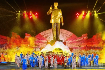 Mở đầu chương trình là khúc giao hòa non nước.