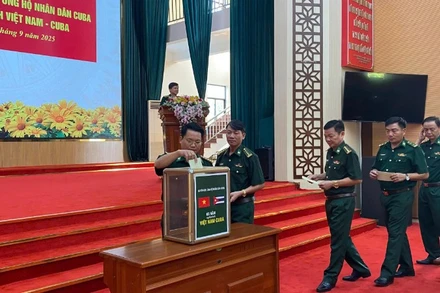 Cán bộ, chiến sĩ Bộ đội Biên phòng tỉnh Gia Lai quyên góp ủng hộ nhân dân Cuba, thể hiện nghĩa tình đoàn kết hai nước.