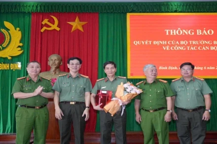 Các đồng chí công an tỉnh Bình Định nhận quyết định.