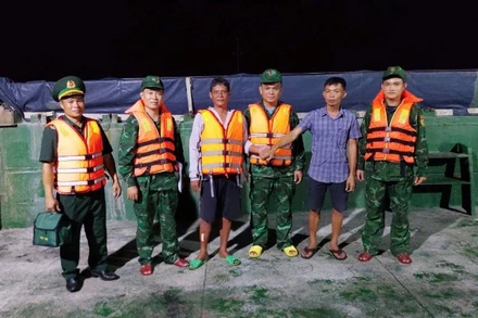 Đồn Biên phòng Tam Quan Nam tiếp nhận ngư dân gặp nạn từ tàu vận tải VTT-169 Xuân Toàn.
