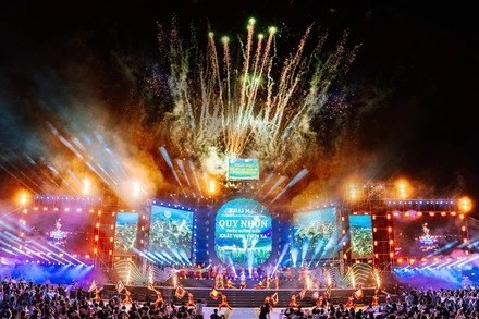 Mở màn khai mạc rực rỡ sắc màu.