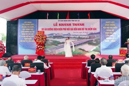 Văn nghệ chào mừng buổi lễ.